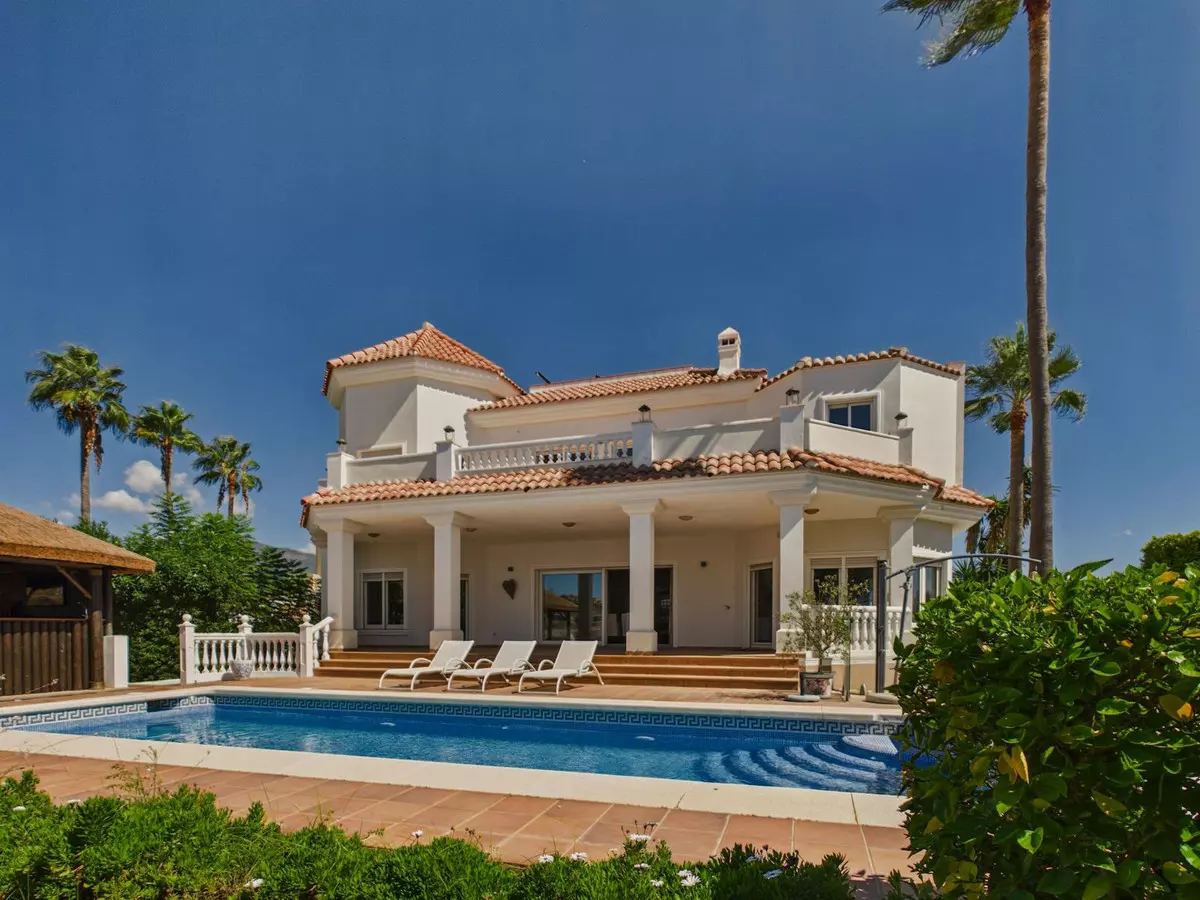 6-bedroom Villa In Benahavis, Spain (585 M²)