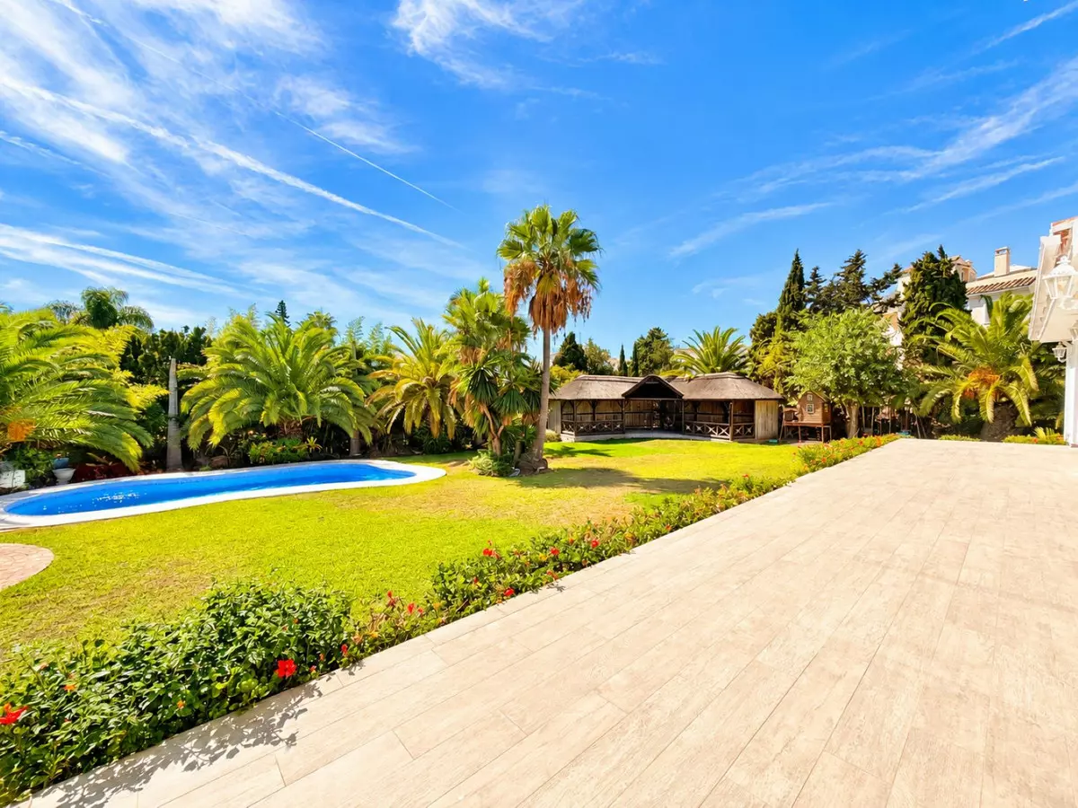 5-bedroom Villa In Estepona, Spain (388 M²)