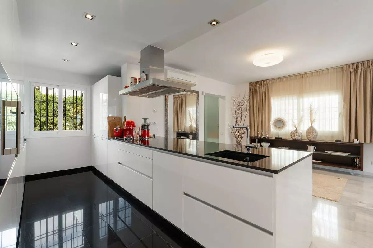 3-bedroom Apartment In Marbella, Spain (151 M²)