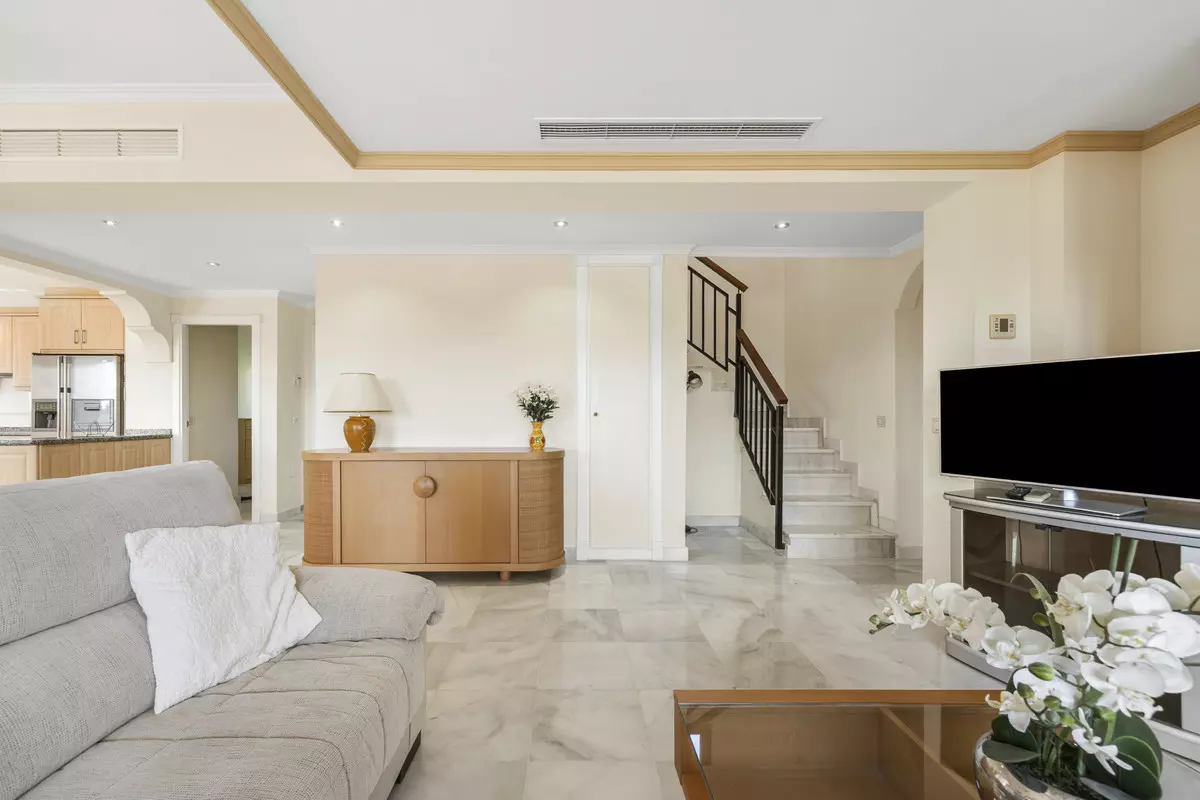 5-bedroom Apartment In Estepona, Spain (205 M²)