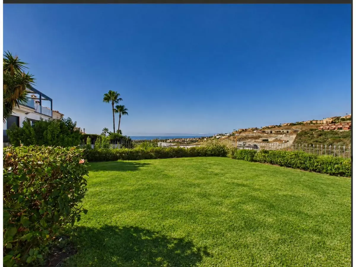 6-bedroom Villa In Benahavis, Spain (585 M²)