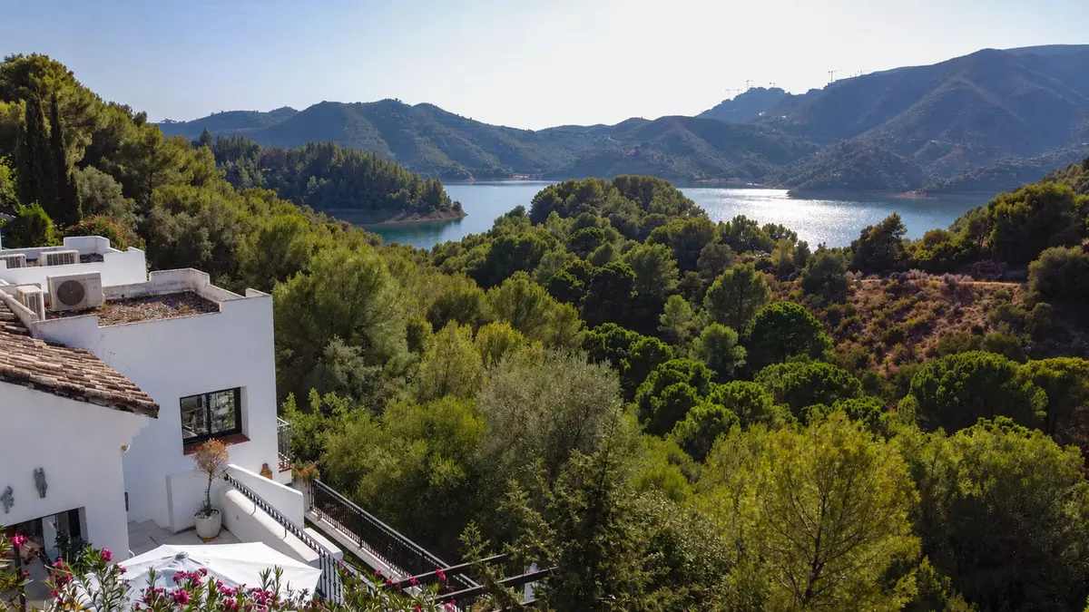 3-bedroom Villa In Istan, Spain (144 M²)
