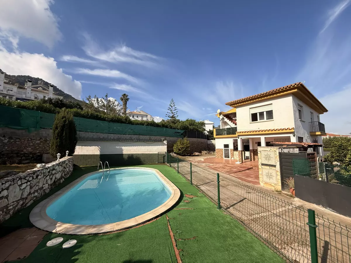 4-bedroom Villa In Alhaurín De La Torre, Spain (147 M²)