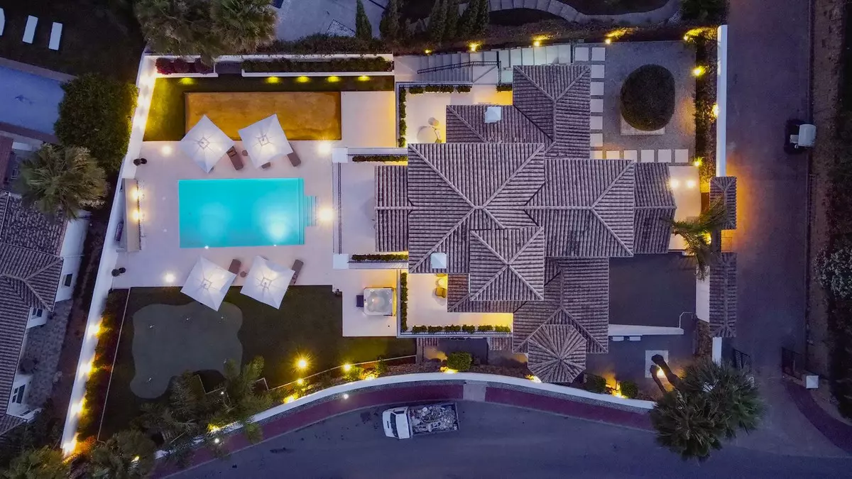 6-bedroom Villa In Marbella, Spain (404 M²)