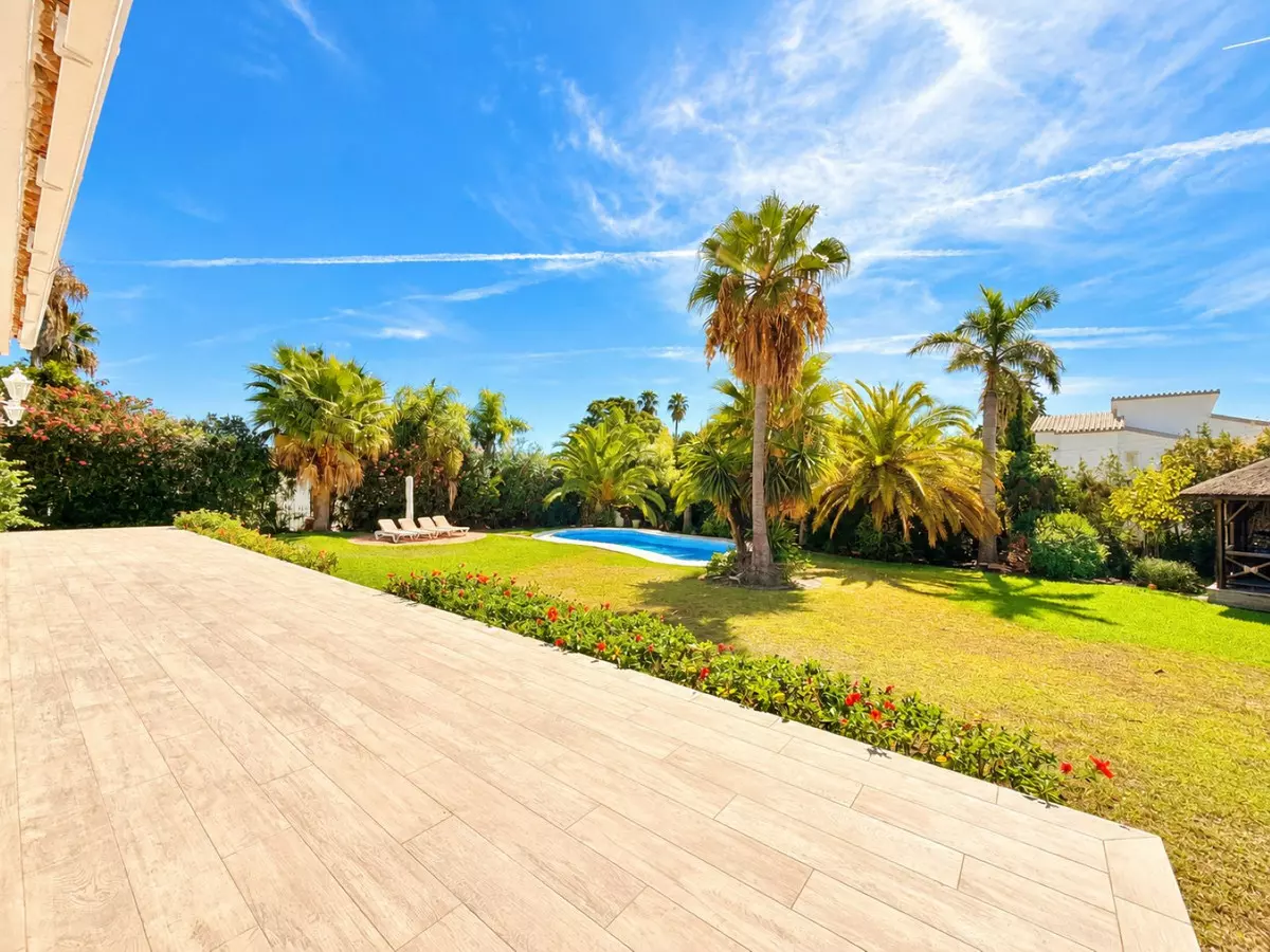 5-bedroom Villa In Estepona, Spain (388 M²)