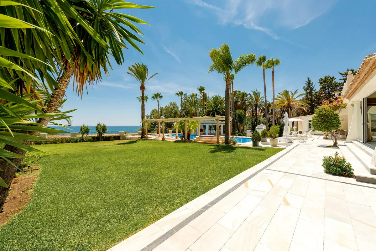 6-bedroom Villa In Estepona, Spain (952 M²)