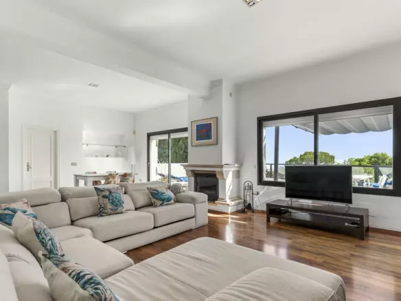 4-bedroom Villa In Istan, Spain (240 M²)