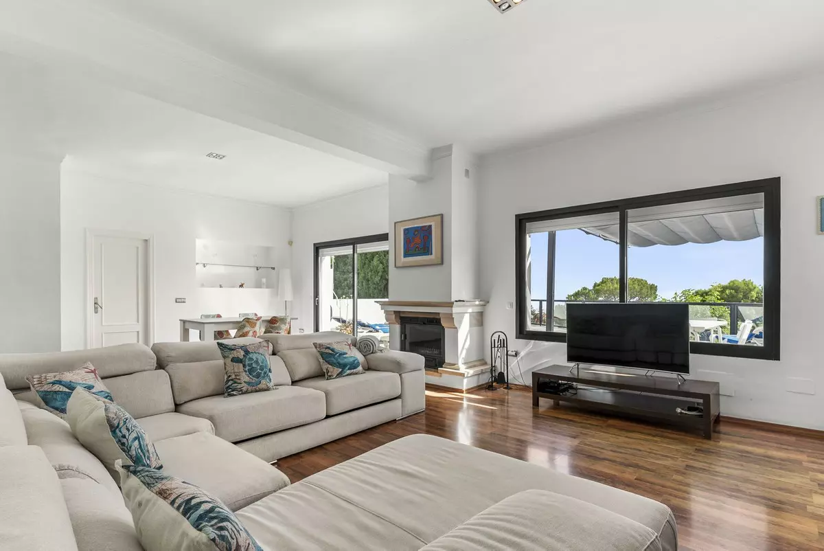 4-bedroom Villa In Istan, Spain (240 M²)
