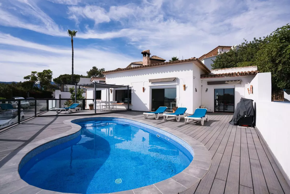 4-bedroom Villa In Istan, Spain (240 M²)