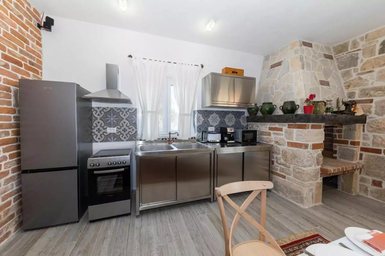 5-bedroom Villa In Ždrelac, Croatia (300 M²)