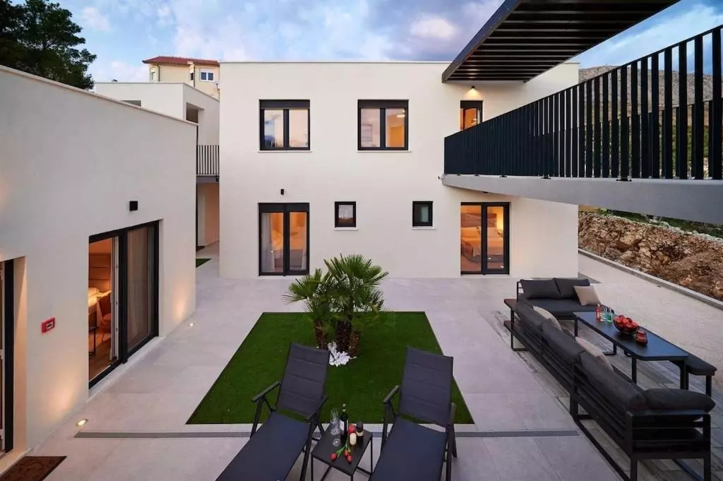 6-bedroom Detached House In Omiš, Croatia (250 M²)