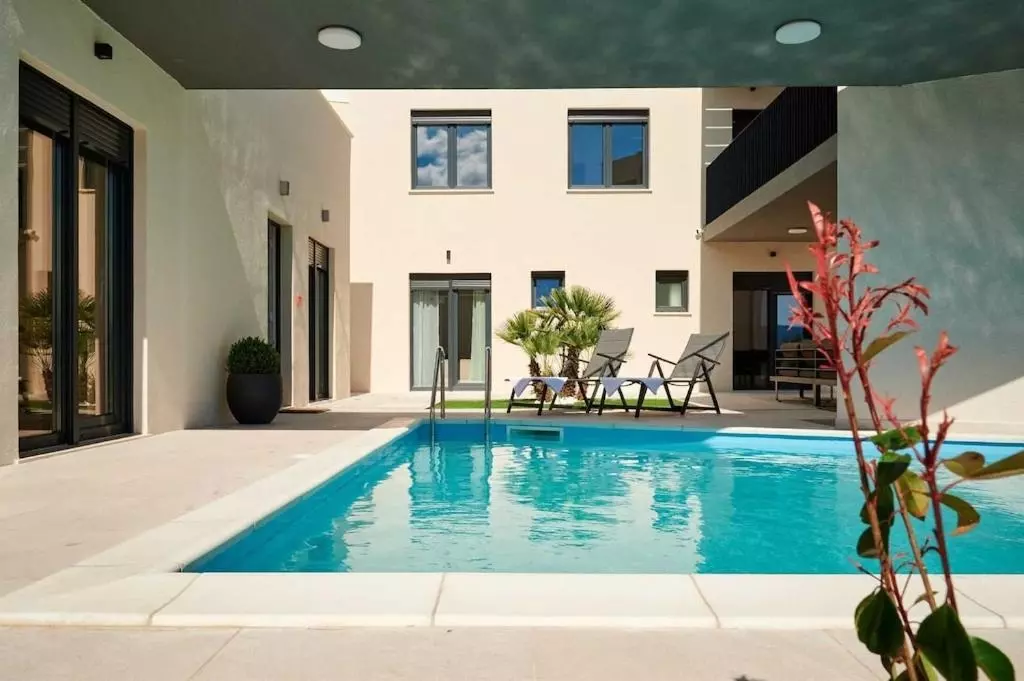 6-bedroom Detached House In Omiš, Croatia (250 M²)