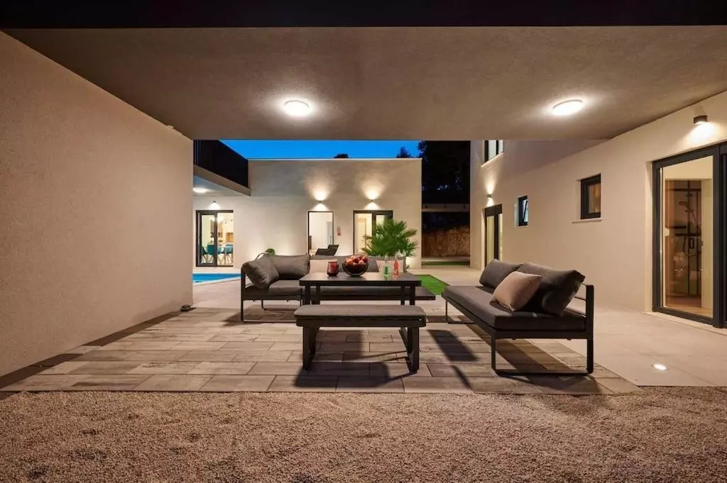 6-bedroom Detached House In Omiš, Croatia (250 M²)