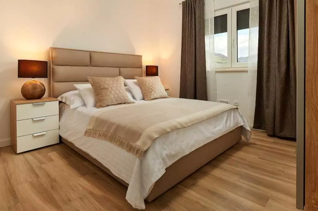 6-bedroom Detached House In Omiš, Croatia (250 M²)