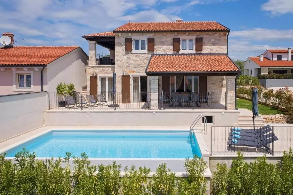 4-bedroom Detached House In Sveti Lovreč, Croatia (355 M²)