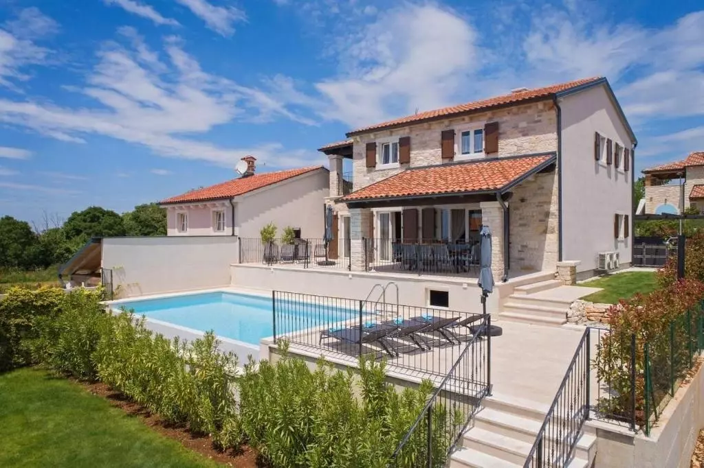 4-bedroom Detached House In Sveti Lovreč, Croatia (355 M²)