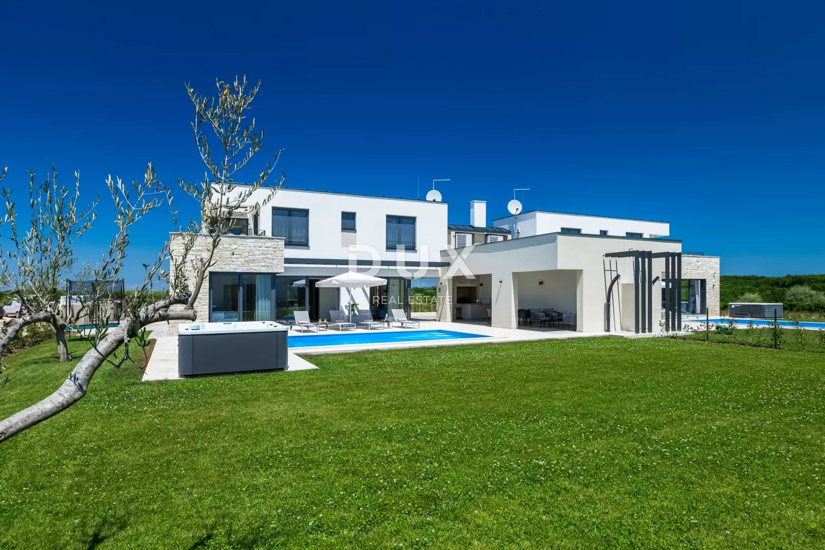 8-bedroom Villa In Brtonigla, Croatia (538 M²)