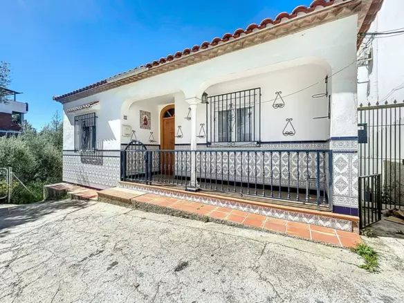 3-bedroom Villa In Cómpeta, Spain (256 M²)