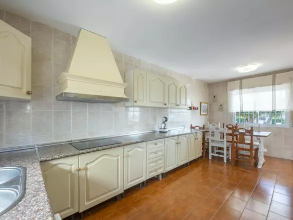 3-bedroom Villa In Estepona, Spain (263 M²)