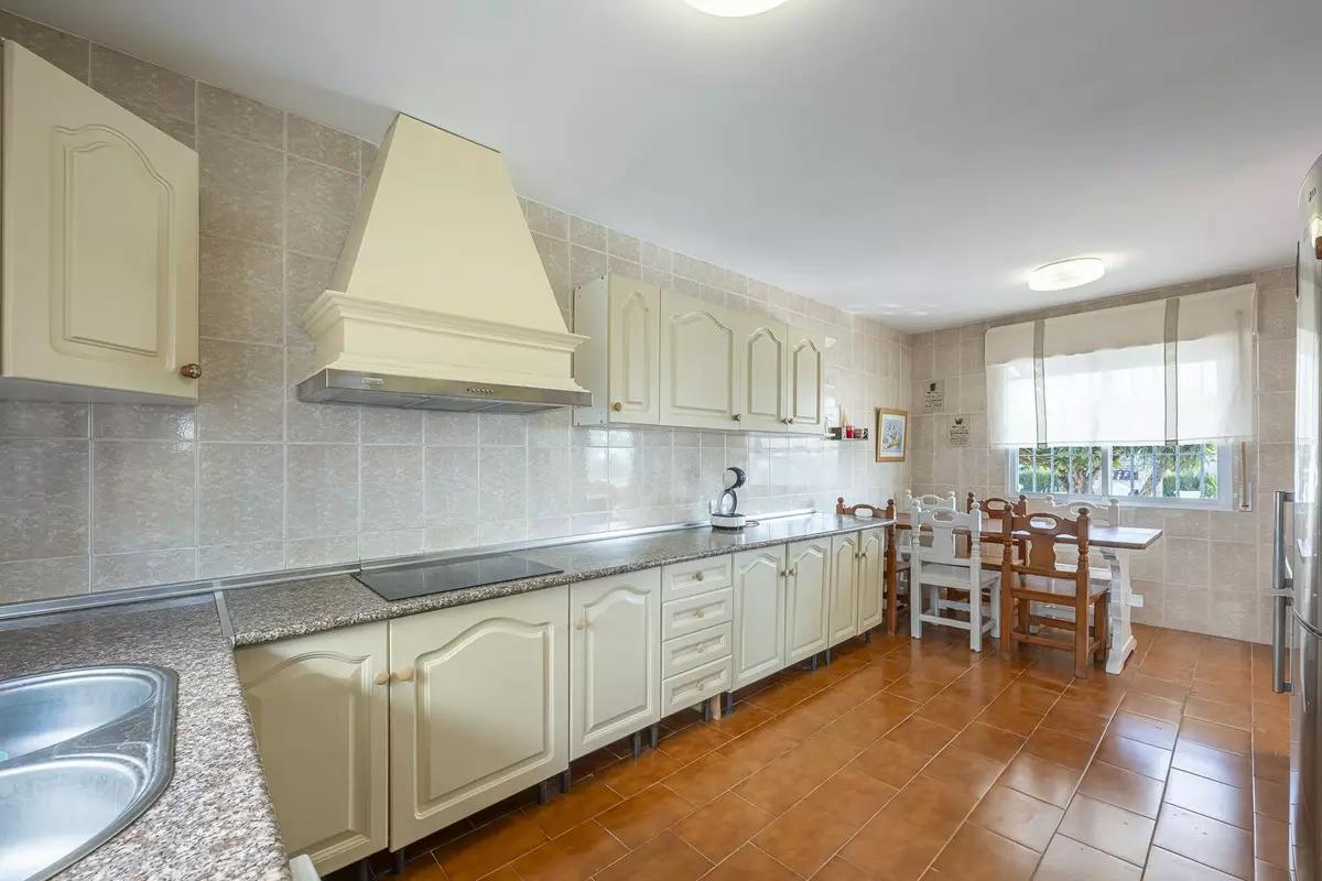 3-bedroom Villa In Estepona, Spain (263 M²)