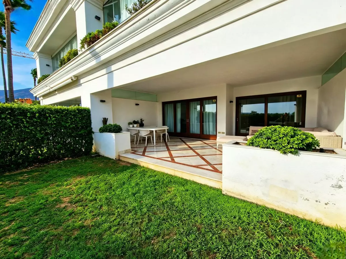 2-bedroom Apartment In Estepona, Spain (180 M²)