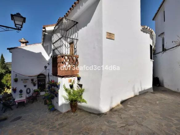 3-bedroom Town House In Parauta, Spain (140 M²)