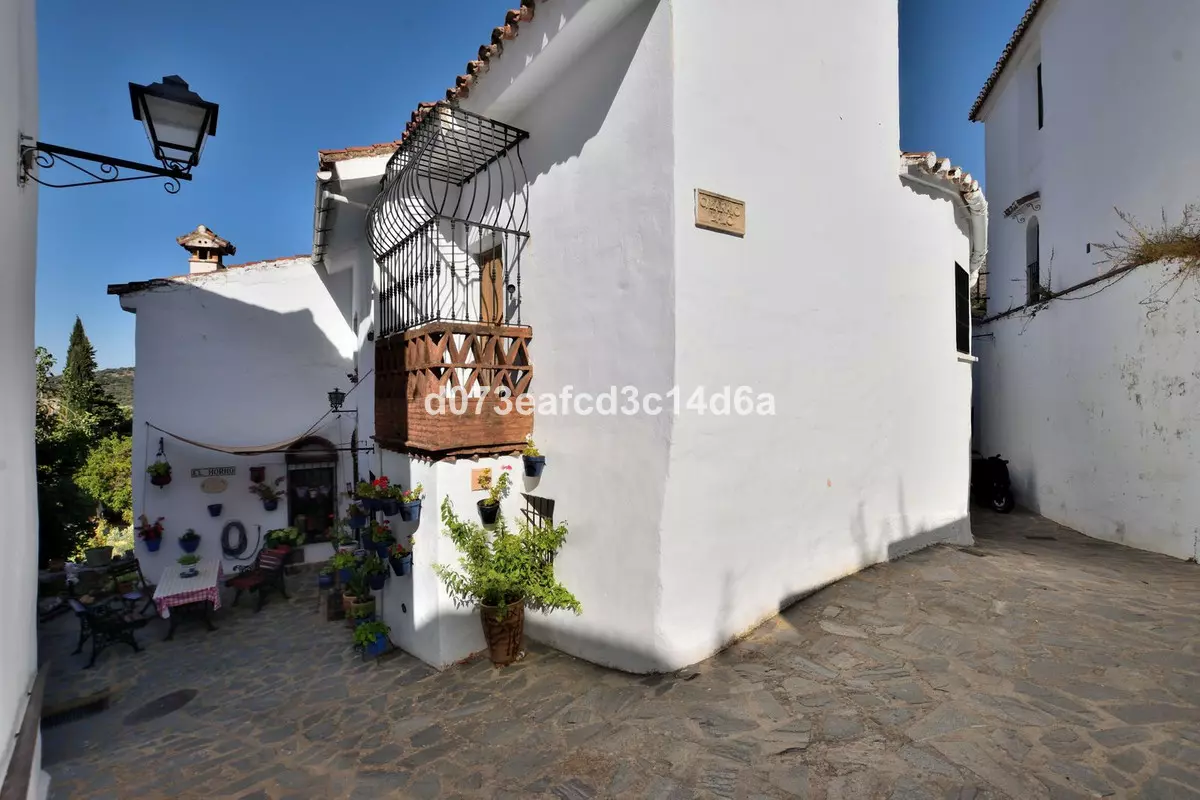 3-bedroom Town House In Parauta, Spain (140 M²)