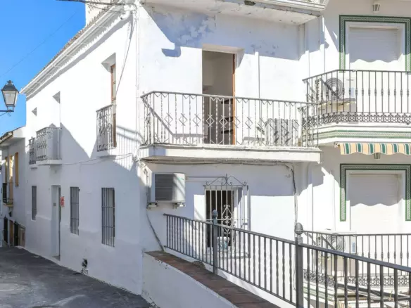 3-bedroom Town House In Guaro, Spain (103 M²)