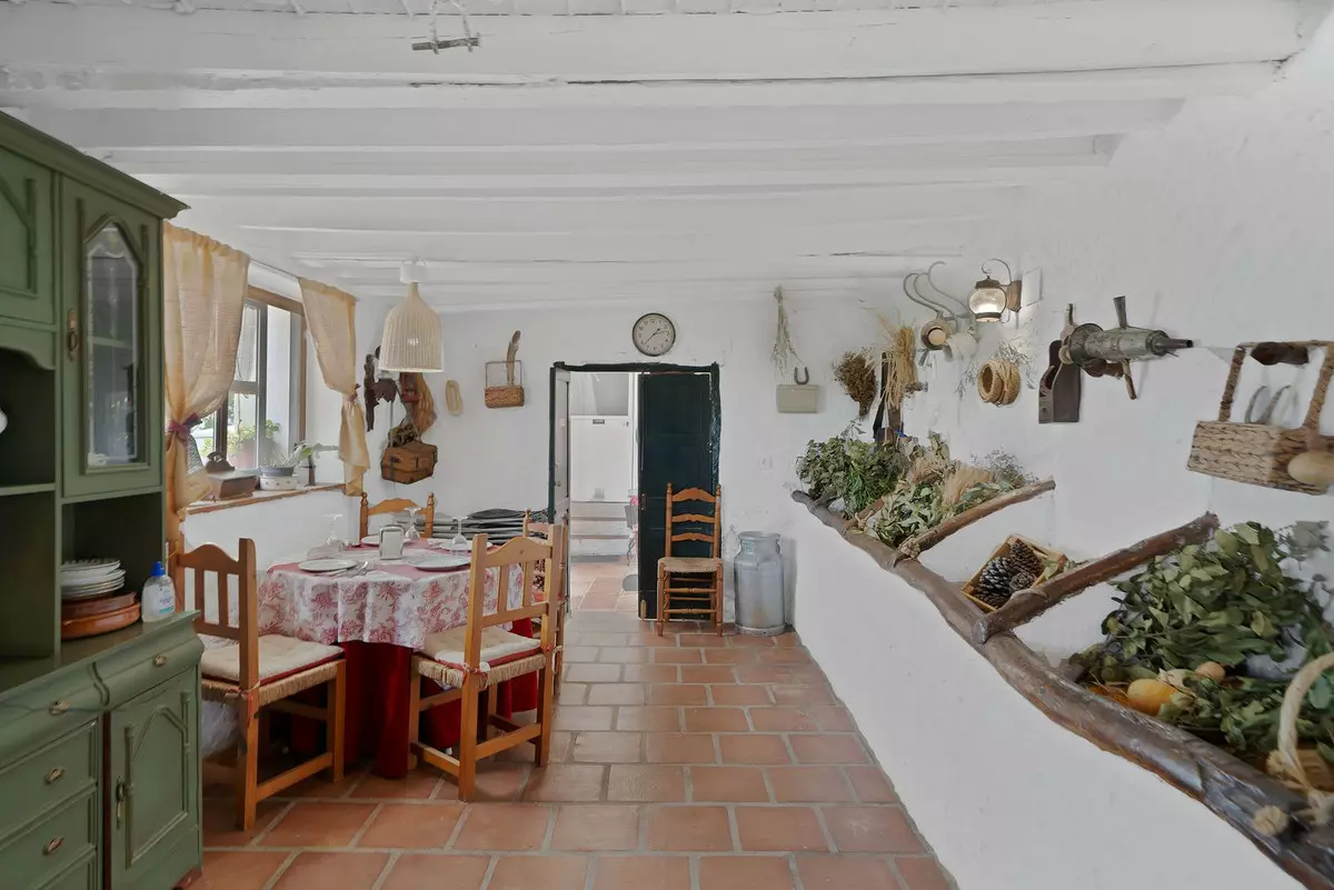 5-bedroom Country House In La Viñuela, Spain (548 M²)