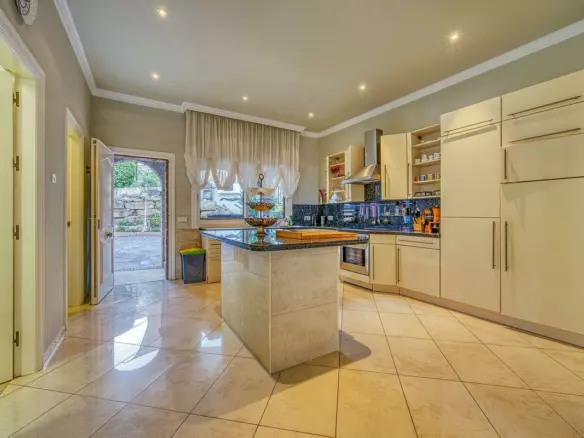 6-bedroom Villa In Marbella, Spain (842 M²)
