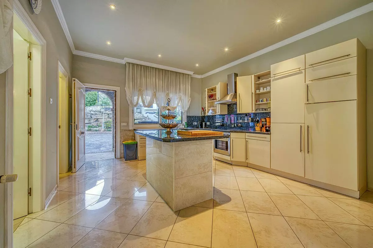 6-bedroom Villa In Marbella, Spain (842 M²)