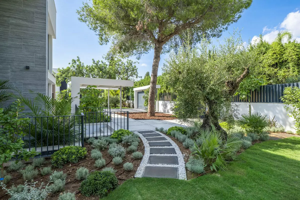 6-bedroom Villa In Marbella, Spain (570 M²)