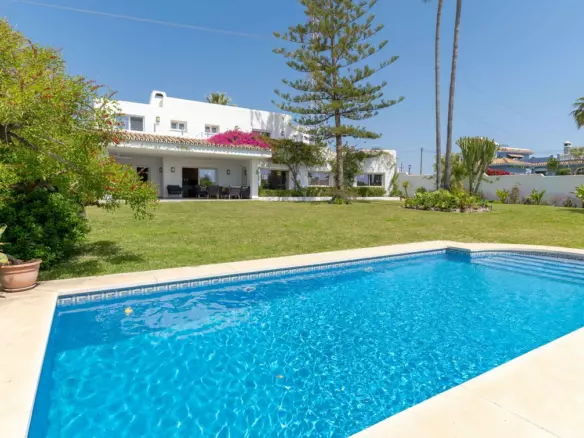 5-bedroom Villa In Estepona, Spain (270 M²)