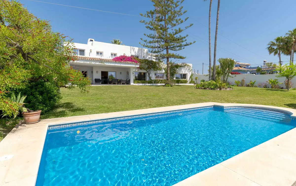 5-bedroom Villa In Estepona, Spain (270 M²)