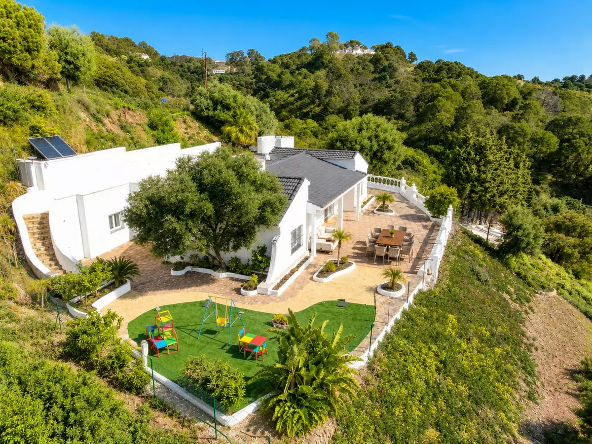 5-bedroom Country House In Estepona, Spain (200 M²)