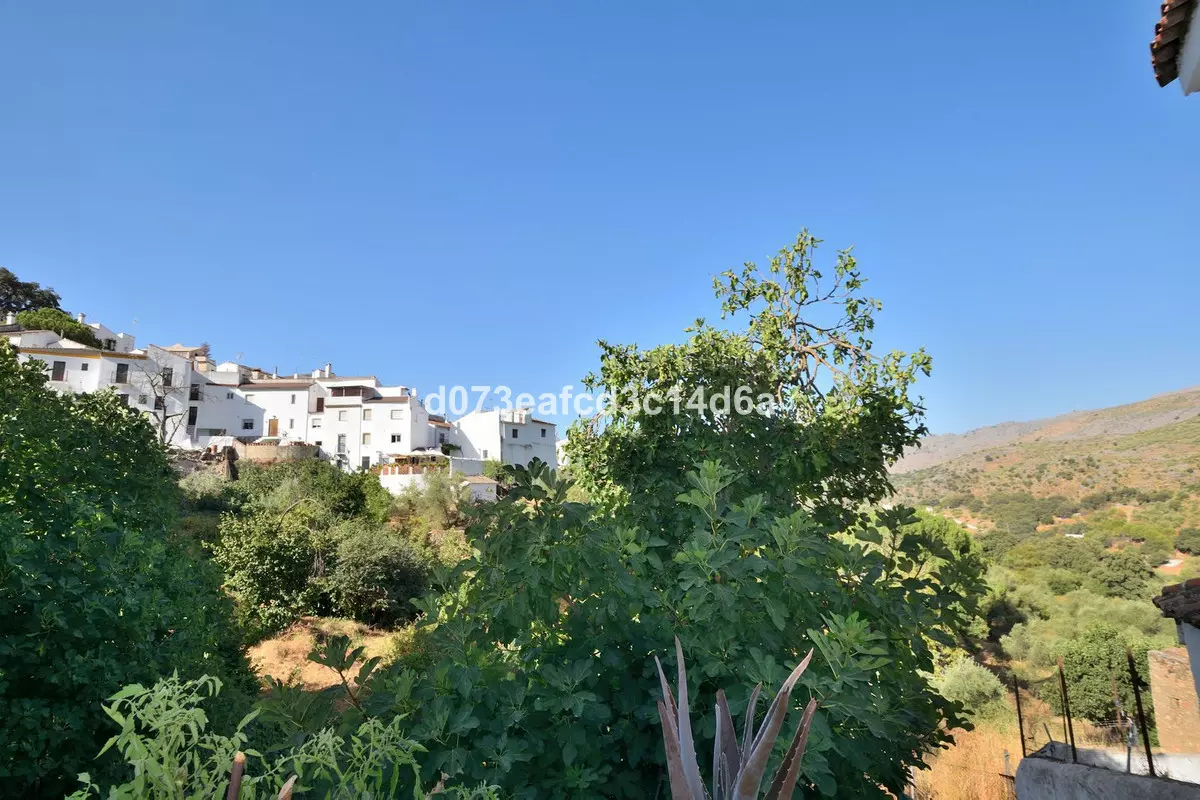 3-bedroom Town House In Parauta, Spain (140 M²)