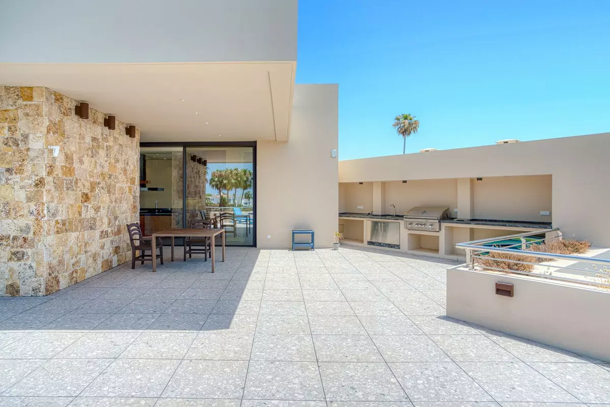 5-bedroom Villa In Marbella, Spain (410 M²)