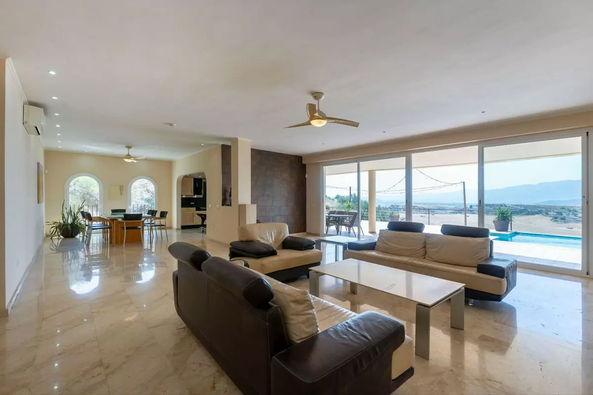 3-bedroom Country House In Cártama, Spain (560 M²)