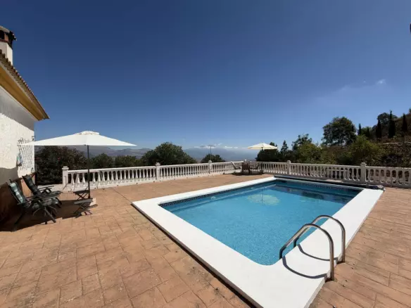 3-bedroom Villa In Colmenar, Spain (161 M²)