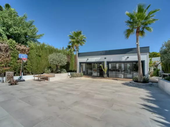 5-bedroom Villa In Benahavis, Spain (350 M²)
