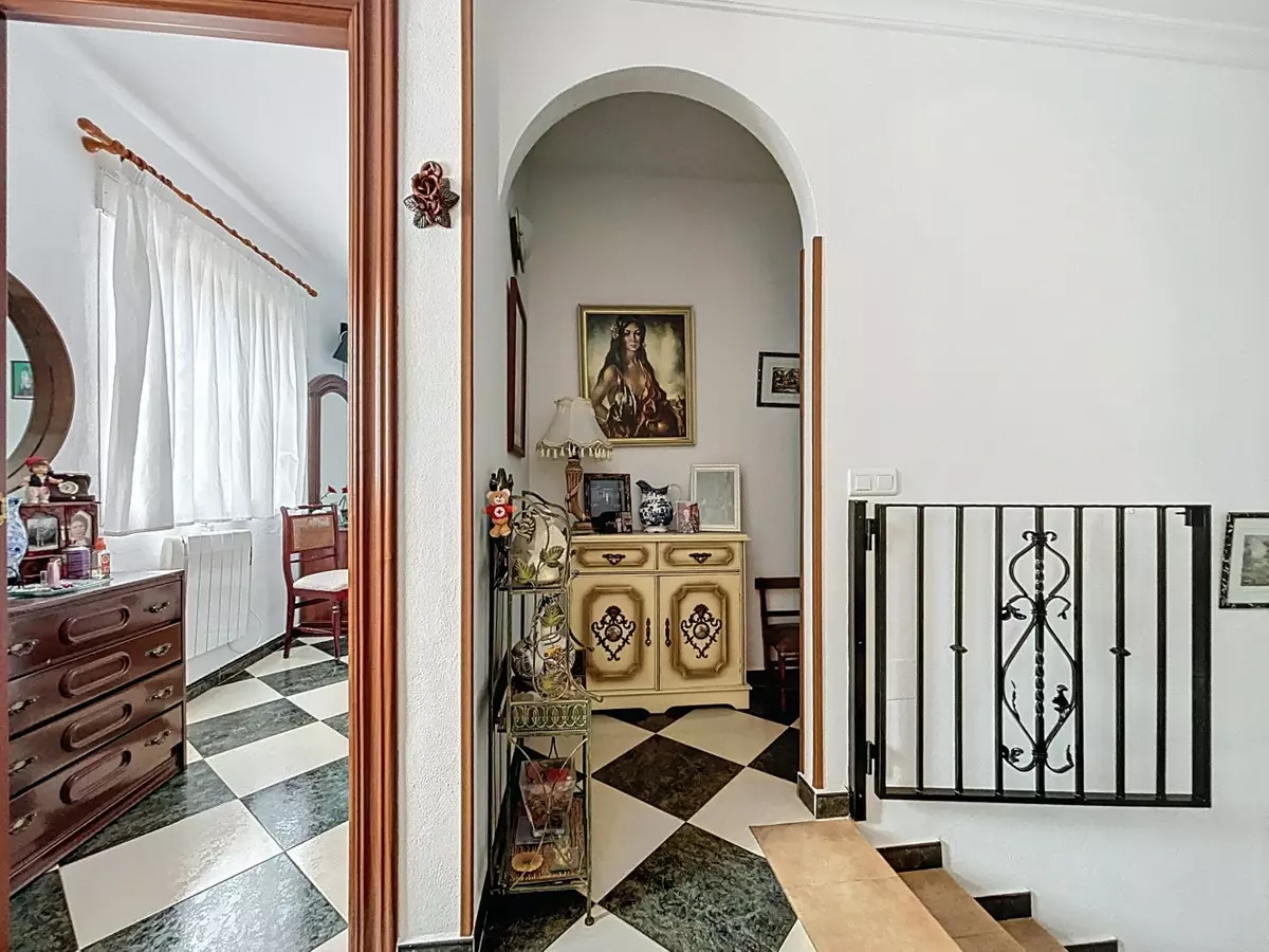 5-bedroom Villa In La Viñuela, Spain (330 M²)