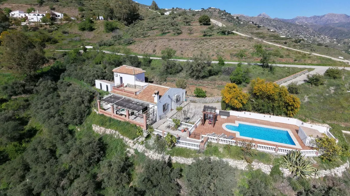4-bedroom Villa In Cómpeta, Spain (175 M²)
