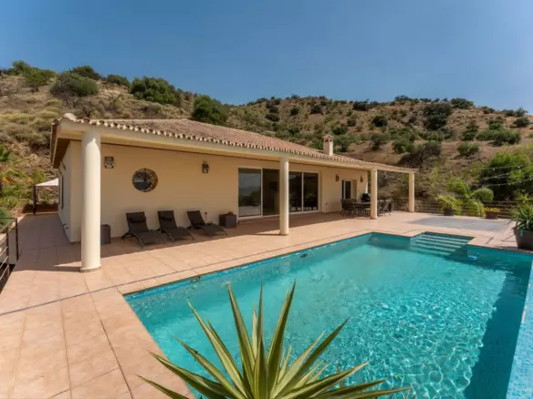 3-bedroom Country House In Cártama, Spain (560 M²)
