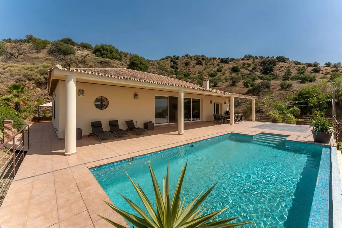 3-bedroom Country House In Cártama, Spain (560 M²)
