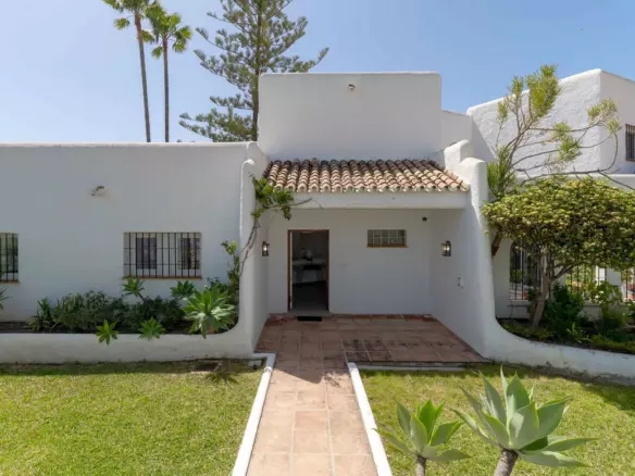 5-bedroom Villa In Estepona, Spain (270 M²)