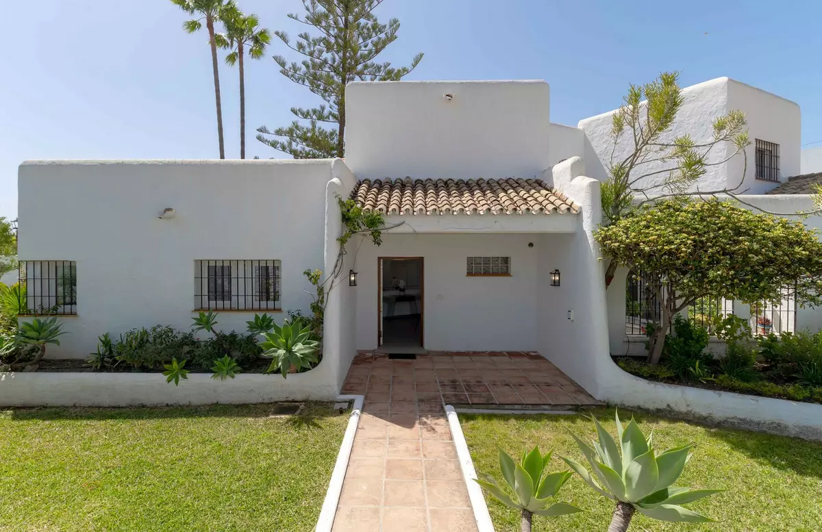 5-bedroom Villa In Estepona, Spain (270 M²)