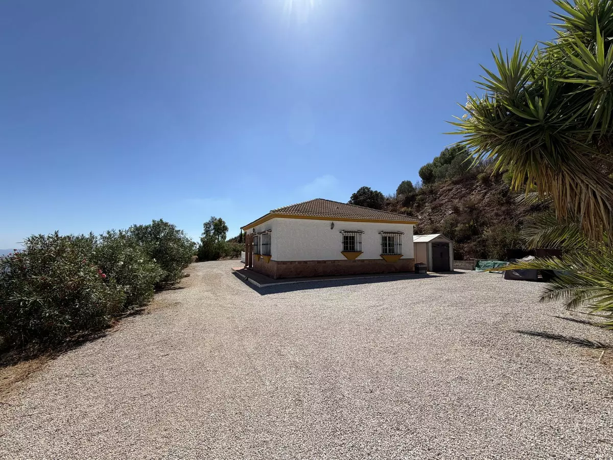 3-bedroom Villa In Colmenar, Spain (161 M²)