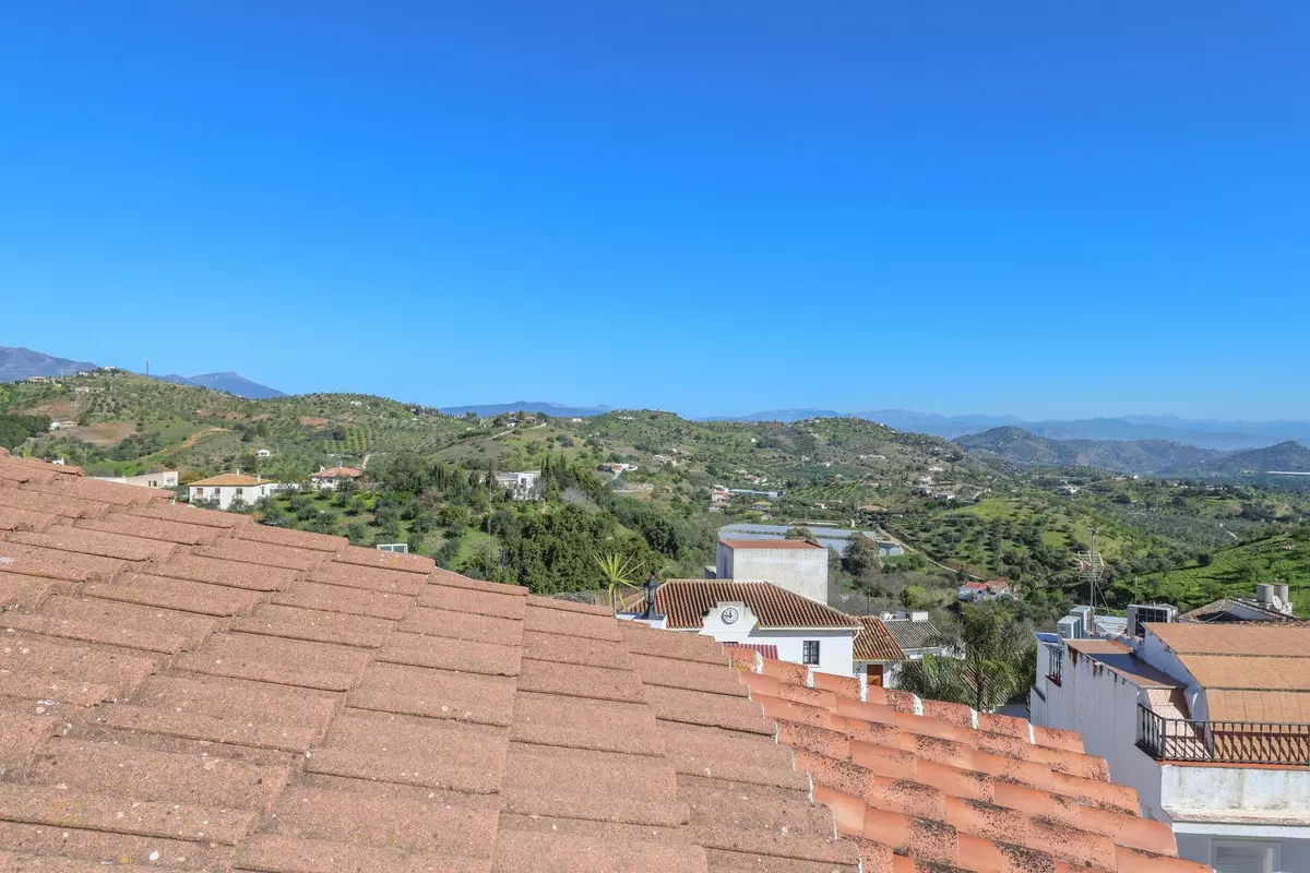 3-bedroom Town House In Guaro, Spain (103 M²)