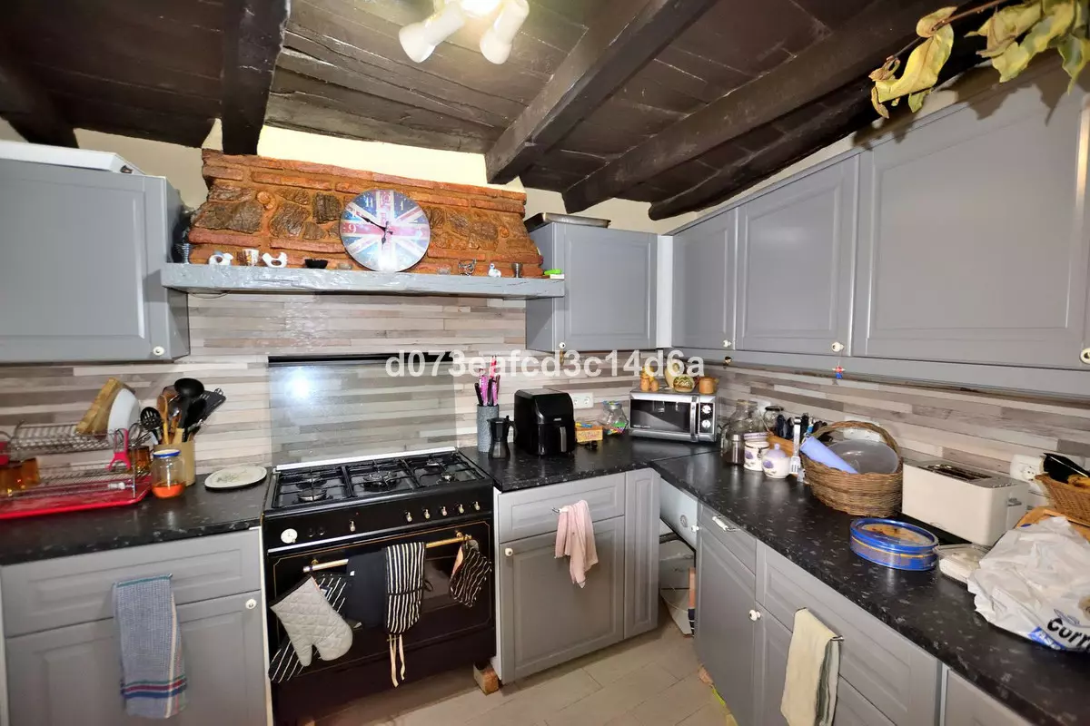 3-bedroom Town House In Parauta, Spain (140 M²)