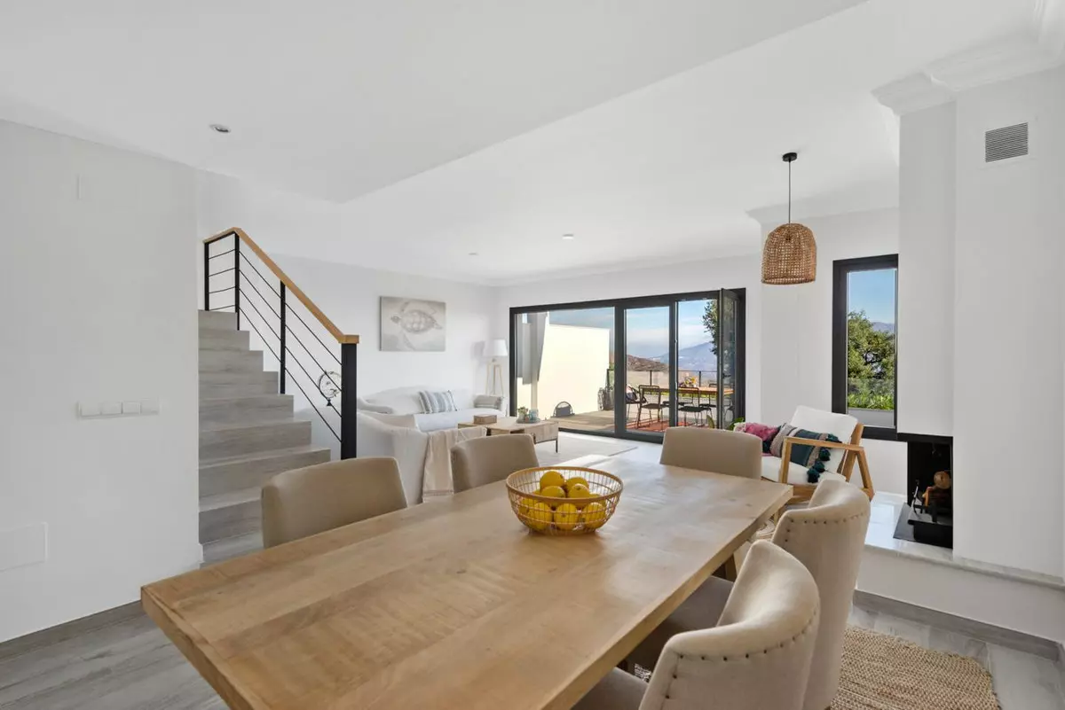 3-bedroom Town House In Marbella, Spain (294 M²)
